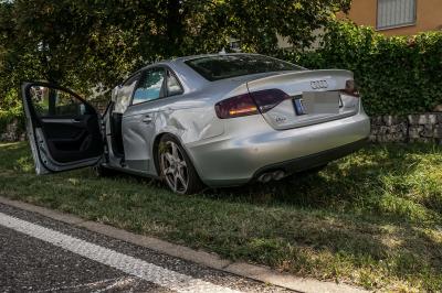 Aichtal-Groetzingen: Auto landet am Baum